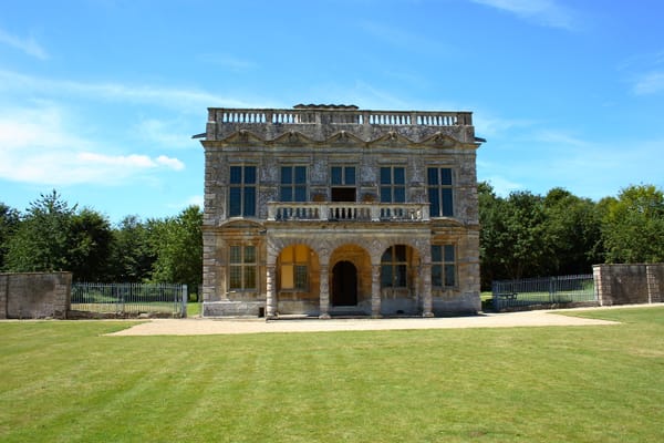 Reconsidering the Attribution of Lodge Park Grandstand: A Case for Inigo Jones